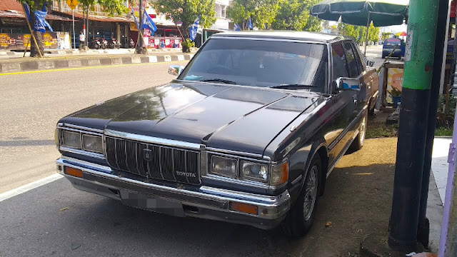 Toyota Crown DX S110 depan