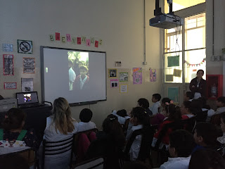 Alumnos mirando las producciones del mural digital  y dejando sus comentarios