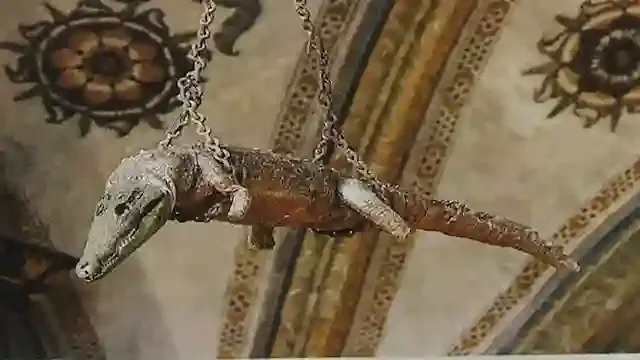 بالفيديو تمساح في كنيسة إيطالية لديها تمساح عمره 500 عام معلق من السقف
