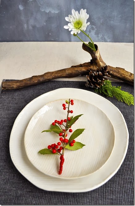 minimalist holiday place setting