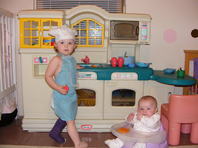  Tikes  Kitchen on Izabel And Emily In The New Kitchen   Little Tikes Country Kitchen