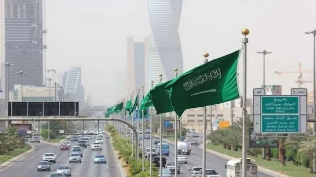 اليوم الوطني السعودي تستعد المملكة العربية السعودية للاحتفال باليوم الوطني 93، والذي يأتي في ذكرى صدور المرسوم الملكي للملك المؤسس، عبدالعزيز آل سعود، بتحويل اسم الدولة من مملكة الحجاز ونجد وملحقاتها، إلى المملكة العربية السعودية، وذلك في عام 1932. ومن المقرر أن يحتفل المواطنون في المملكة العربية السعودية بمناسبة اليوم الوطني السعودي 93، يوم السبت 23 سبتمبر الجاري، وتمتد العطلة العامة حتى يوم الأحد 24 سبتمبر، حيث يأتي احتفال اليوم الوطني السعودي 93 هذا العام، تحت شعار «نحلم ونحقق».  الأحوال الجوية واليوم الوطني السعودي 93 وحول اجتمالات تأثير الأحوال الجوية على احتفالات اليوم الوطني السعودي 93، أكد حسين القحطاني، المتحدث الرسمي للمركز الوطني للأرصاد، أن ما يتداول من أخبار عن تأثر أجواء المملكة المباشر بالأعاصير غير صحيح، ولا تتجاوز الإثارة الإعلامية. حالة الطقس أثناء احتفال اليوم الوطني السعودي 93 ونقلت وكالة الأنباء السعودية «واس» عن المتحدث باسم هيئة الأرصاد الجوية تأكيده أن المملكة تُطل على بحار شبه مغلقة، لا تتكوّن بها الأعاصير المدارية، وتأثيرها المباشر غير وارد.  ووحدت جميع الجهات الحكومية والخاصة استخدام الهوية المعتمدة لذكري اليوم الوطني السعودي 93، تحت شعار «نحلم ونحقق»، ومن المتوقع أن تشهد الاحتفالات عدداً من الفاعليات الفنية والثقافية.