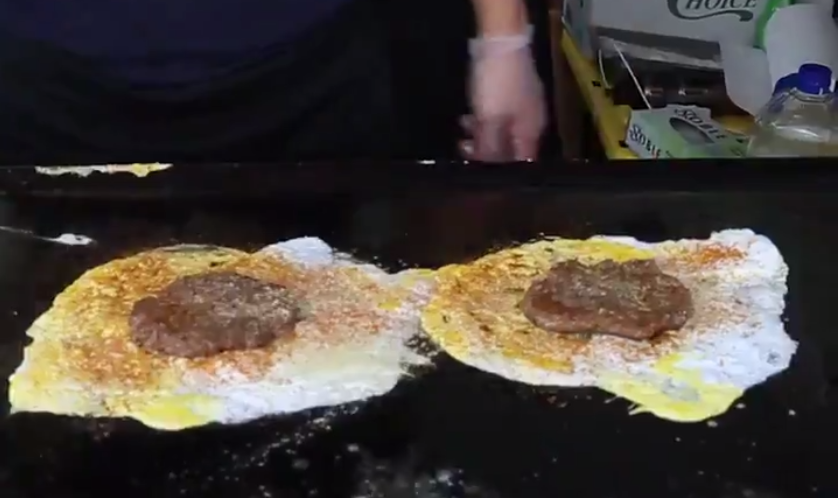 'Burger Gerai Balut Telur' Dijual Pada Harga RM 50 di New 