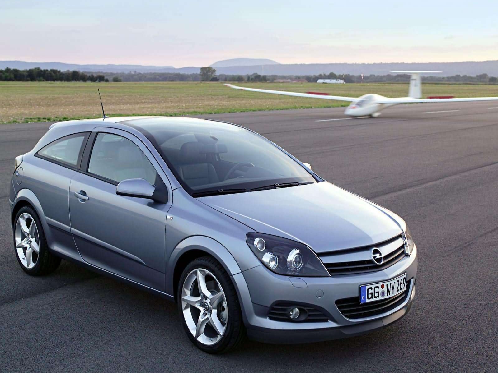 Car Pictures: Opel Astra GTC with Panoramic Roof 2005