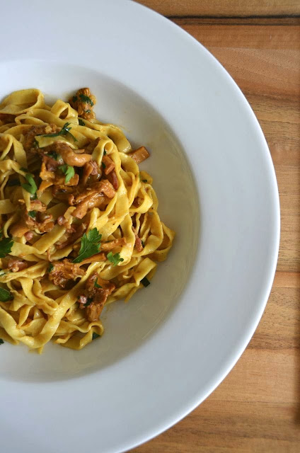 HAUSGEMACHTE TAGLIATELLE MIT EIERSCHWAMMERL