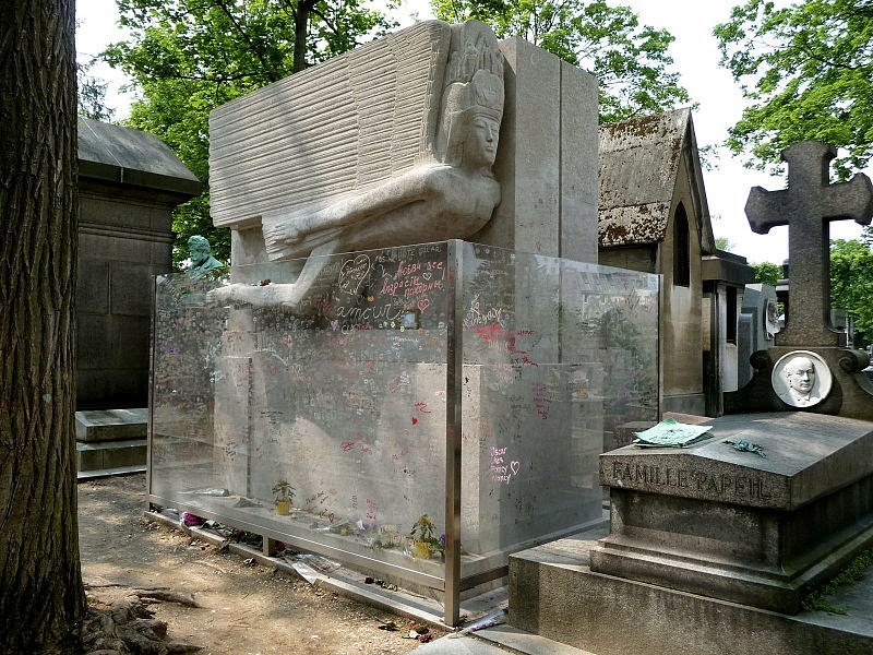 oscar wilde buried, oscar wilde pere lachaise, oscar wilde's tomb, oscar wilde's grave, where is oscar wilde buried, oscar wilde tomb, oscar wilde grave, covered in kisses, people kissing with lipstick