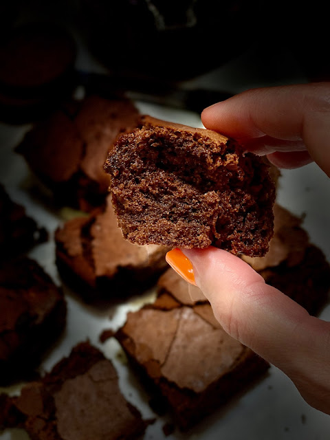 Brownie sin harina, de galletas molidas y naranja confitada