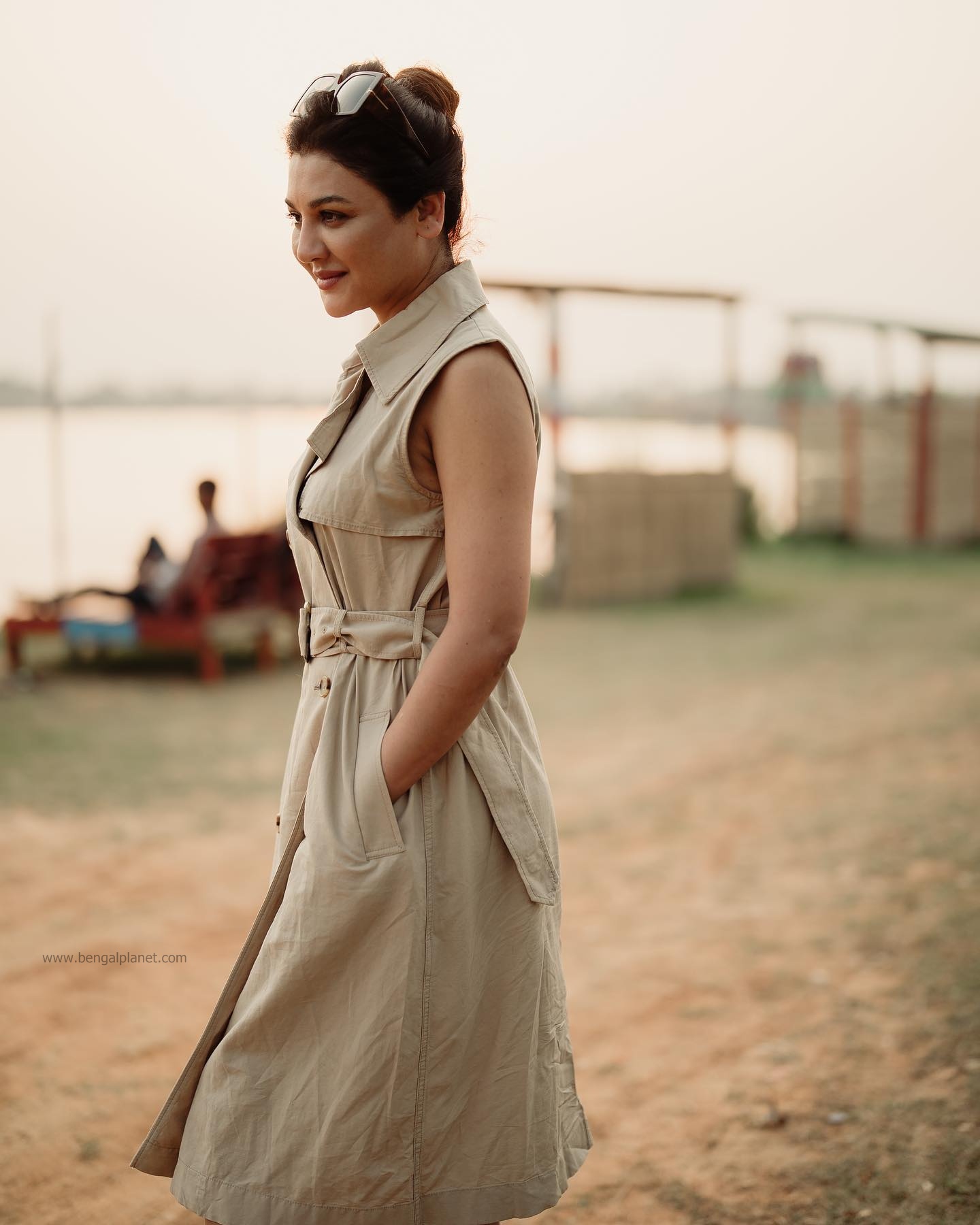Actress-Jaya-Ahsan-stunning-photos-in-a-sleeveless-trench-coat-15-Bengalplanet.com