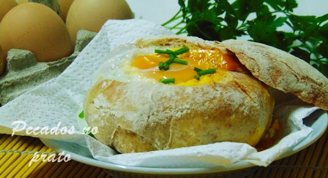 Pão recheado com ovo e queijo no microondas