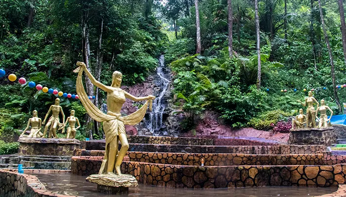 Kolam dan Ornamen Patung di Srambang Park, Ngawi