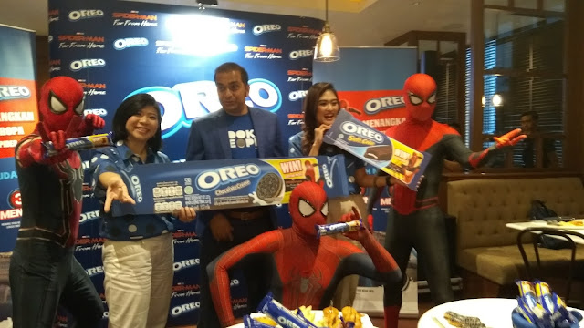 Aksi Spider-Man, superhero yang suka menolong orang memang disukai, Terkait dengan itu, Oreo, brand biskuit Mondelez Indonesia menggelar kompetisi foto kreatif ala Spider-Man. Sachin Prasad, Presiden Direktur Mondelez Indonesia dan jajarannya memperkenalkan Oreo edisi  Spider-Man di Senayan City 2 Juli 2019. (dok. windhu)