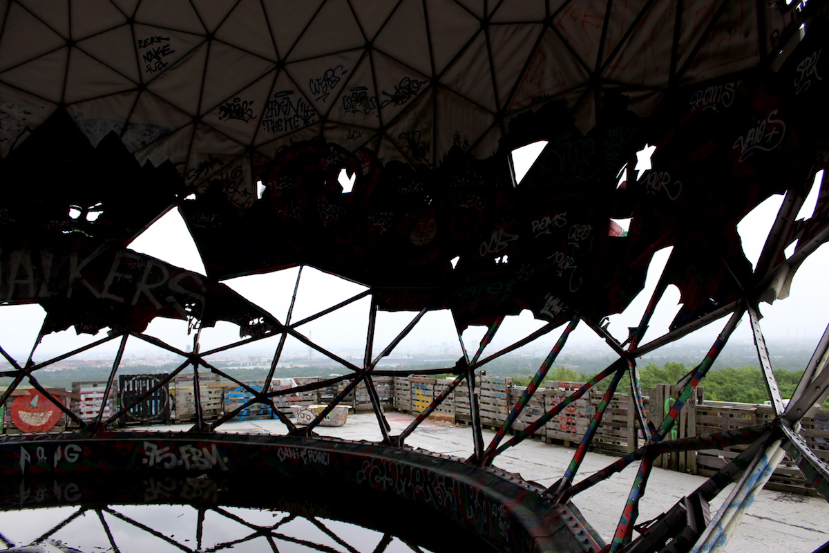 Teufelsberg Berlin Sightseeing Lost Places Outfit Dress over Pants und Slippers Zara Satin