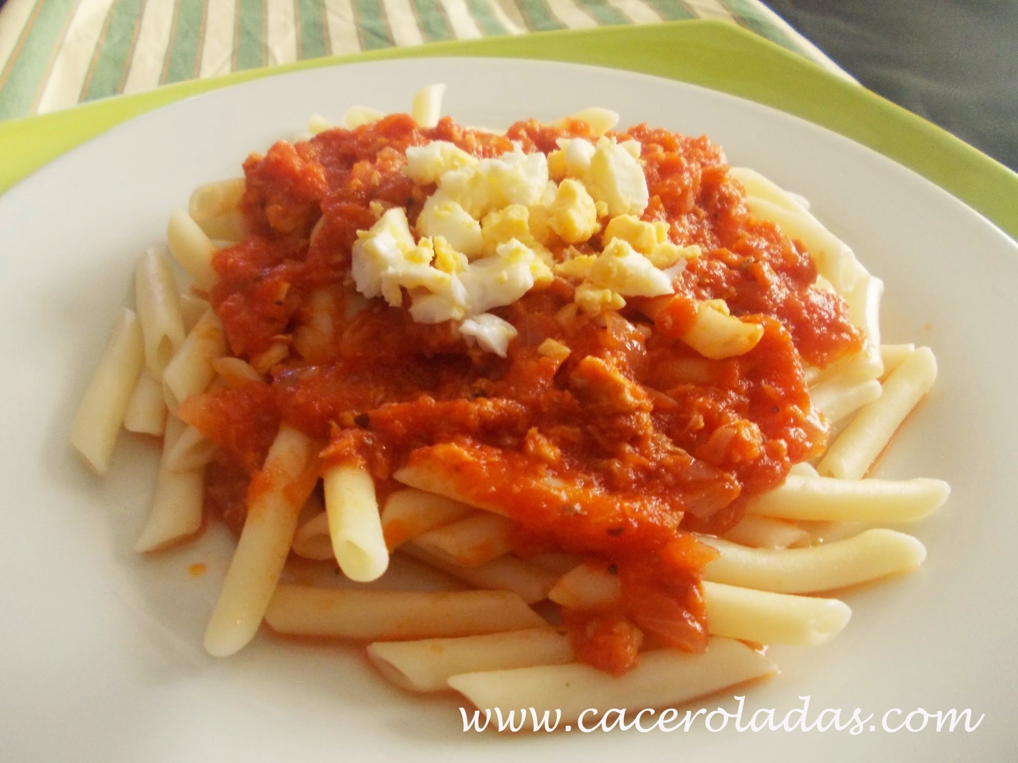 macarrones coquilletes de atún y tomate natural