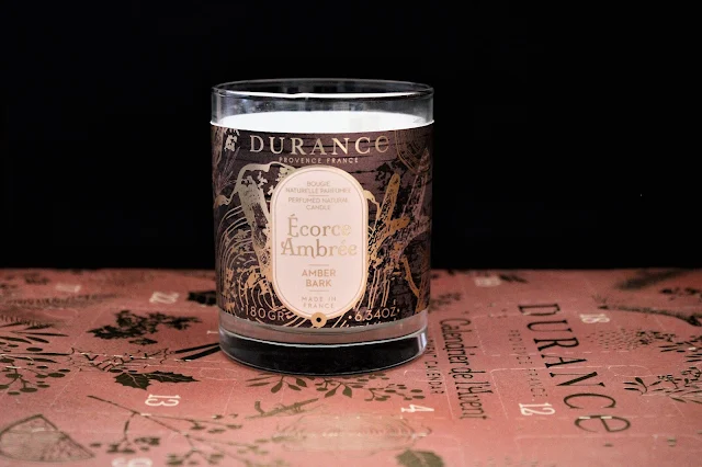 durance écorce ambrée avis, bougie durance écorce ambrée, bougie de noël, collection de noël durance, écorce ambrée bougie, écorce ambrée durance, parfum de noël, senteur de noël, bougie ambre, bougies parfumées naturelles, bougie durance avis, bougies, bougie parfumée à la cire végétale, home fragrance, blog sur les bougies, bougie naturelle made in france, durance parfum d’ambiance, parfum naturel pour la maison