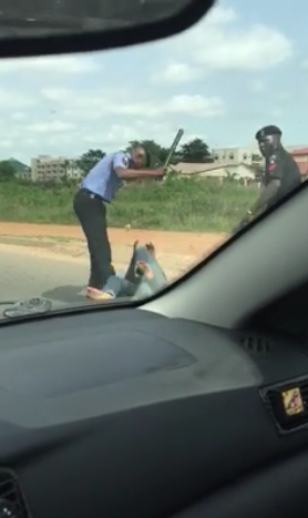 2 Nigerian policemen beat Driver with baton for refusing to stop!