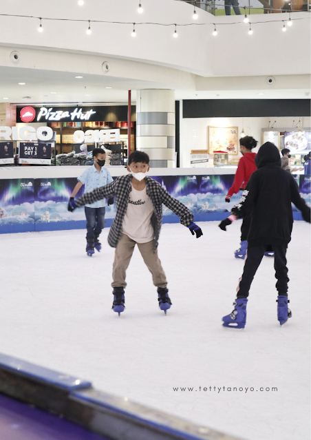 bermain ice skating di cibinong city mall
