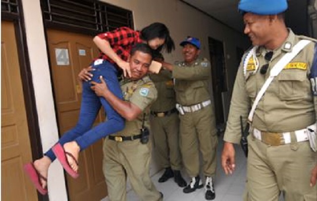 Asli Bikin Ngakakkk..!!!...Satpol PP Razia, Ketemu Anaknya ,, Eh Malah Ini Yang Terjadi ...