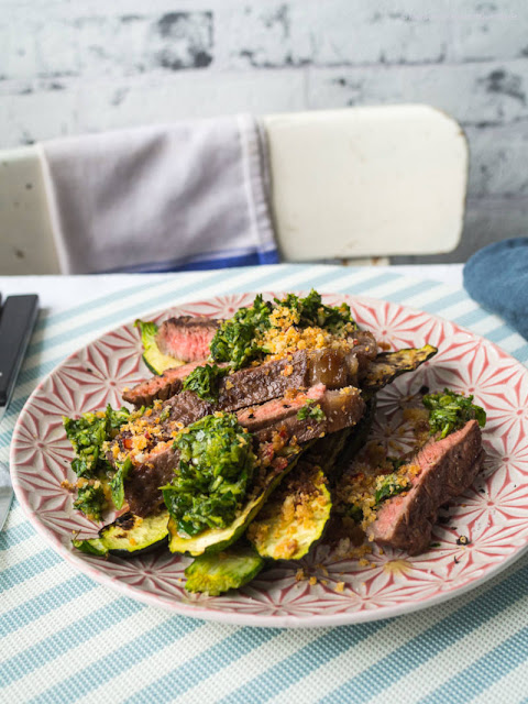 The recipe for grilled steak and zucchini with green salsa and spicy crunchy crumbs