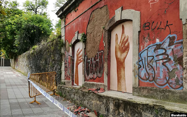 Desconchado del edificio de cocheras de la Finca Munoa