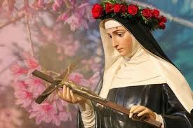 imagem de Nossa Senhora Rita de Cássia segurando uma cruz, e na cabeça uma coroa de flores