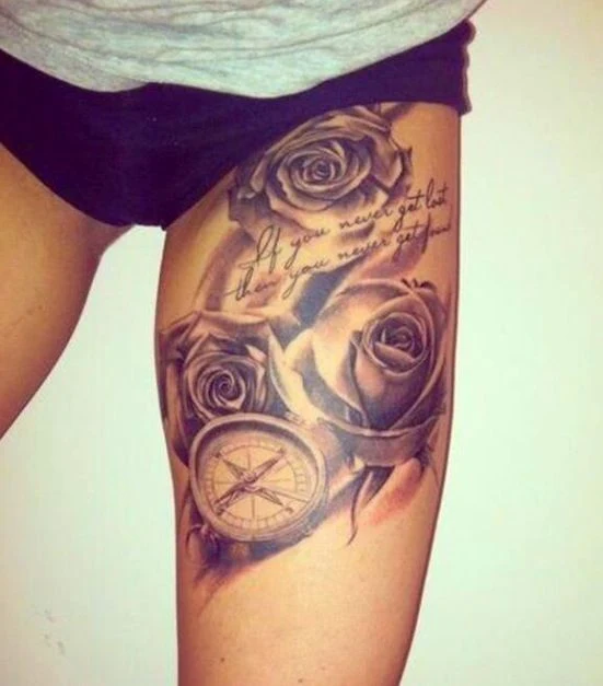 Chica en ropa interior con un tatuje de rosas en el muslo