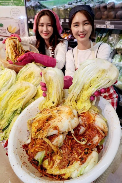 kubis asin untuk membuat kimchi di supermarket