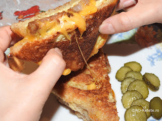 Sandwich cu omleta mic dejun reteta rapida pentru dimineata sau pranz cu oua paine castraveti murati carnati de porc picanti si branza cheddar prajite la tigaie retete culinare mancaruri de casa stradale rapide omelette impaturita sau impachetata mancare,