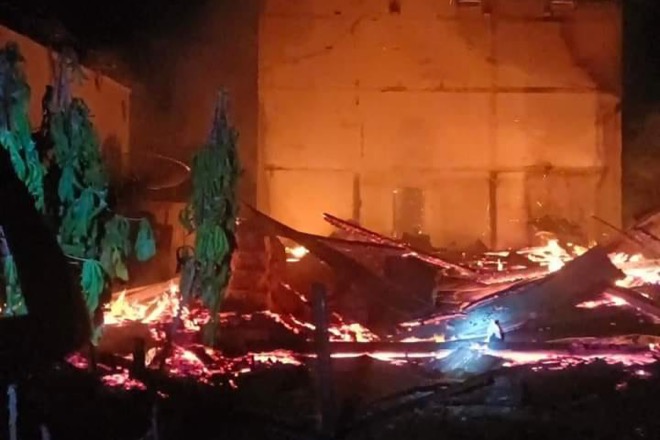 Korsleting Listrik, Satu Rumah Warga di Bone Terbakar Hingga Api Merambat ke Mesjid