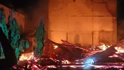 Korsleting Listrik, Satu Rumah Warga di Bone Terbakar Hingga Api Merambat ke Mesjid