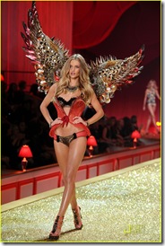 rosie-huntington-2010 Victoria’s Secret Fashion Show -02