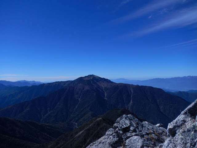 甲斐駒ヶ岳から見た仙丈ケ岳