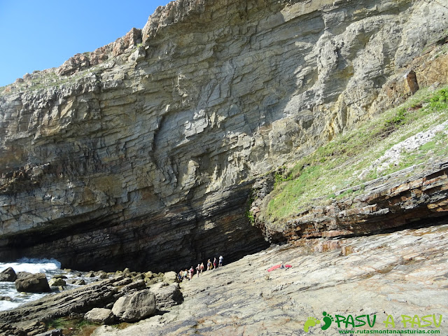 Ruta a la Cueva de la Iglesiona: Hacia la entrada de la Iglesiona