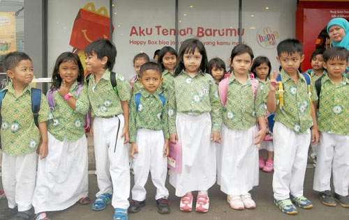 anak-anak paud berkunjung ke mcdonald's joglo