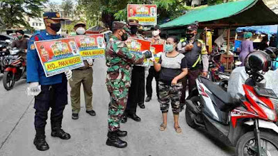 Cegah Penyebaran Covid-19, Babinsa Koramil 02/TB Bersama Petugas Gabungan Sosialisasi PPKM dan Bagikan Masker..