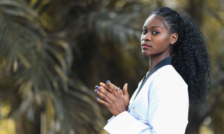 Du haut de ses 27 ans, Emmanuella Jurielcy Atora Eyeghe, taekwondoïste, est la nouvelle étoile montante du sport au Gabon.