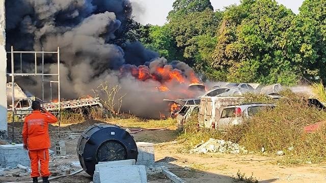 Incêndio destrói veículos apreendidos no pátio do antigo Derba em Feira de Santana
