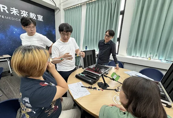 ▲大葉大學視光學系葉上民老師(中)為學員講解實作步驟。（大葉大學提供）