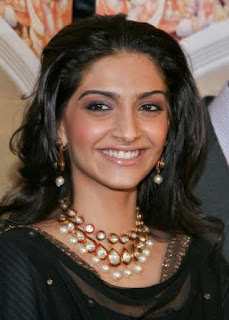 Indian Actress Sonam Kapoor Hairstyle Picture Gallery