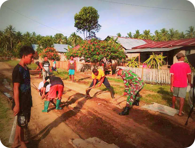  SELAMALOFO, LELEMUKU.COM - Personel TNI dari Koramil 1505-05/Oba, bahu membahu bersama masyarakat binaannya melaksanakan kerja bhakti memperbaiki jalan di Desa Selamalofo, Kecamatan Oba Selatan, Kota Tidore Kepulauan, Provinsi Maluku Utara pada Rabu (14/03).  Babinsa Selamalofo Koptu Rindo Kalotja prihatin dengan keadaan jalan di desa binaannya yang belum merasakan mulusnya jalan aspal, sehingga banyak ruas jalan yang berlubang dan setiap kali turun hujan jalan menjadi becek tidak bisa dilalui kendaraan dengan baik.   "Oleh karena itu dengan inisiatif sendiri Babinsa Selamalofo tersebut mengajak dan mengumpulkan seluruh masyarakat desa binaanya untuk kerja bhakti bersama-sama membersihkan jalan dan menimbun jalan yang berlubang agar dapat dilalui kendaraan roda dua maupun roda empat tanpa harus merasa khawatir kendaraan mogok ditengah genangan air," ujar dia.   Dengan adanya kerja bhakti ini Babinsa Selamalofo Koptu Rindo Kalotja berharap masyarakat sekitar bisa melalui jalan dengan nyaman.  "Dan kedepan jalan desa tersebut akan segera diajukan ke pemerintah daerah supaya bisa tersentuh oleh proyek pengaspalan jalan agar tidak becek lagi apabila turun hujan," harap dia.  Dalam Keterangannya Dandim 1505/Tidore Letkol Inf Yayat Priatna Prihatina menyampaikan sangat mengapresiasi apa yang telah dilakukan Babinsanya tersebut, karena sudah berinisiatif berbuat untuk kemajuan desa binaannya agar menjadi lebih baik lagi.  "Dari hal yang kecil namun luar biasa karena sangat berpengaruh terhadap desa setempat, oleh karena itu dandim juga berharap agar kegiatan serupa dapat ditiru oleh Babinsa-Babinsa yang lain," ujar Dandim. (Penrem 152)