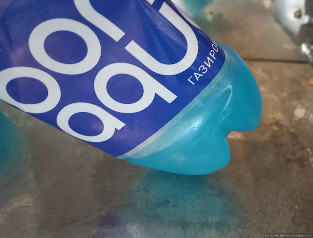 Голубая жидкость в бутылке превратилась в кашу