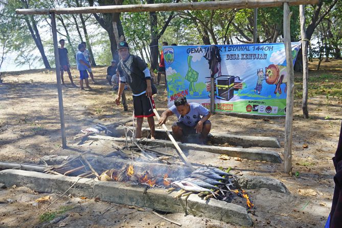 Kawan kampung membakar Ikan Tongkol