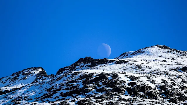 Montanha com Neve no Topo Lua no Céu Azul
