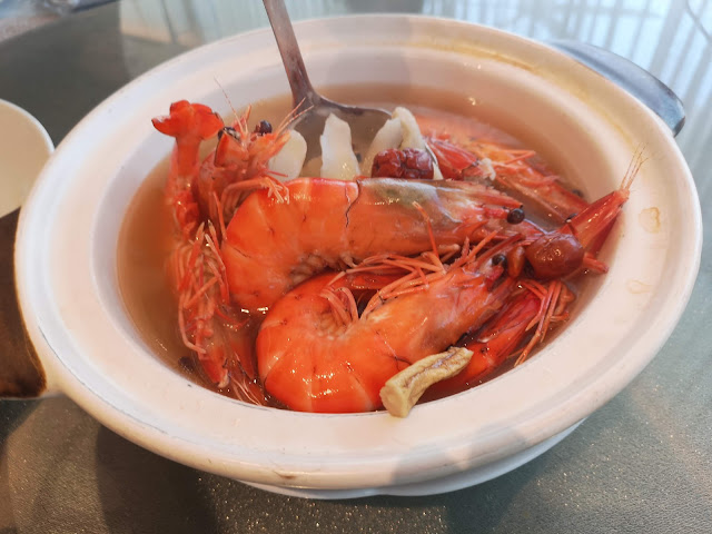 Poached Live Tiger Prawn with Chinese Herb in Superior Stock (Drunken Prawn)