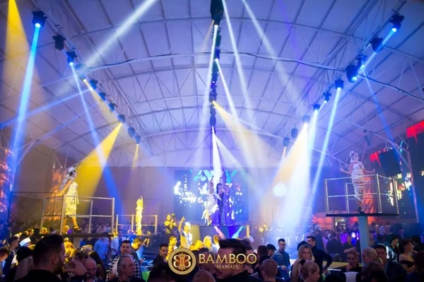 Petrecere in Clubul Bamboo din Mamaia