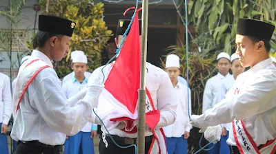 Upacara Bendera - Uforia Kemerdekaan Indonesian ala Santri Raudlatul Ulum 1