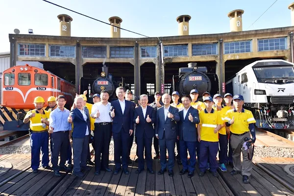 ▲行政院長陳建仁今天前往彰化縣視察「臺鐵彰化扇形車庫」，期許扇形車庫未來除持續肩負火車維護保養工作外，也能發揮教育文化、觀光推廣等功能。（行政院提供）