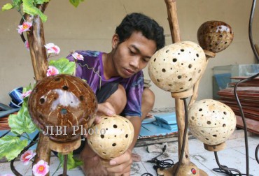 Membuat Lampu  Hias  dari Batok  Kelapa  Kepompong Kreatif