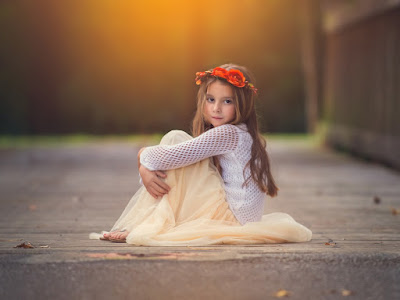 foto de niña sentada en el suelo