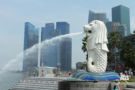 Lion at Merlion Park and Singapore Downtown