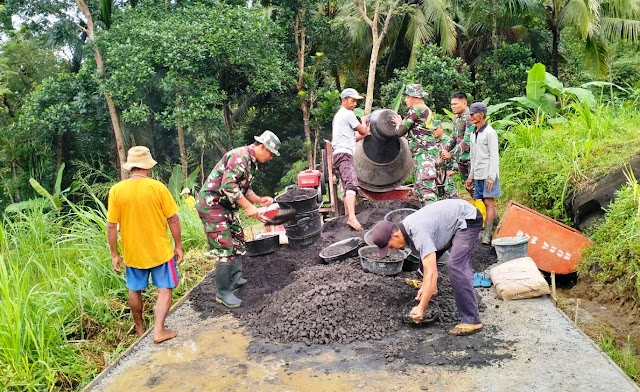 Satgas TMMD Bersama Masyarakat Kebut Pengerjaan Rabat Beton Jalan dan Talud